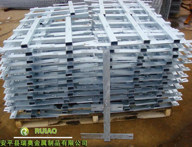 河北東科廠家直銷刺絲滾籠、立柱支架與加密支架金屬制品——安全防護的堅實后盾